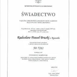 Skan dokumentu: Świadectwo nadania uprawnień zawodowych w zakresie szacowania nieruchomości, wydane przez Ministra Inwestycji i Rozwoju dla Radosława Pawła Bruskiego, numer 7261, Warszawa, 23 maja...