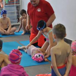 warsztaty z pierwszej pomocy dla dzieci w szkółce pływackiej