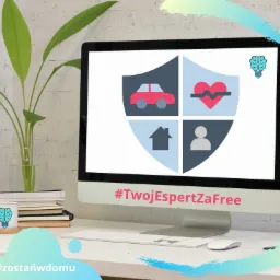 Ekran komputera wyświetlający ikonę tarczy podzielonej na cztery pola: samoch&oacute;d, serce z linią życia, dom i sylwetka osoby, na biurku z roślinką i kubkiem z logotypem m&oacute;zgu-żar&oacute;wki, z hasztagiem...