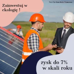 Dwóch mężczyzn w kaskach ochronnych omawia dokumenty na tle paneli słonecznych; jeden w kamizelce odblaskowej, drugi w garniturze. W tle widoczny pracownik przy panelach słonecznych.