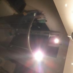 Sufity napinane sufit design - Nowoczesna kabina prysznicowa z czarnym brodzikiem, chromowanymi elementami i oświetleniem punktowym, widziana z nietypowej perspektywy.