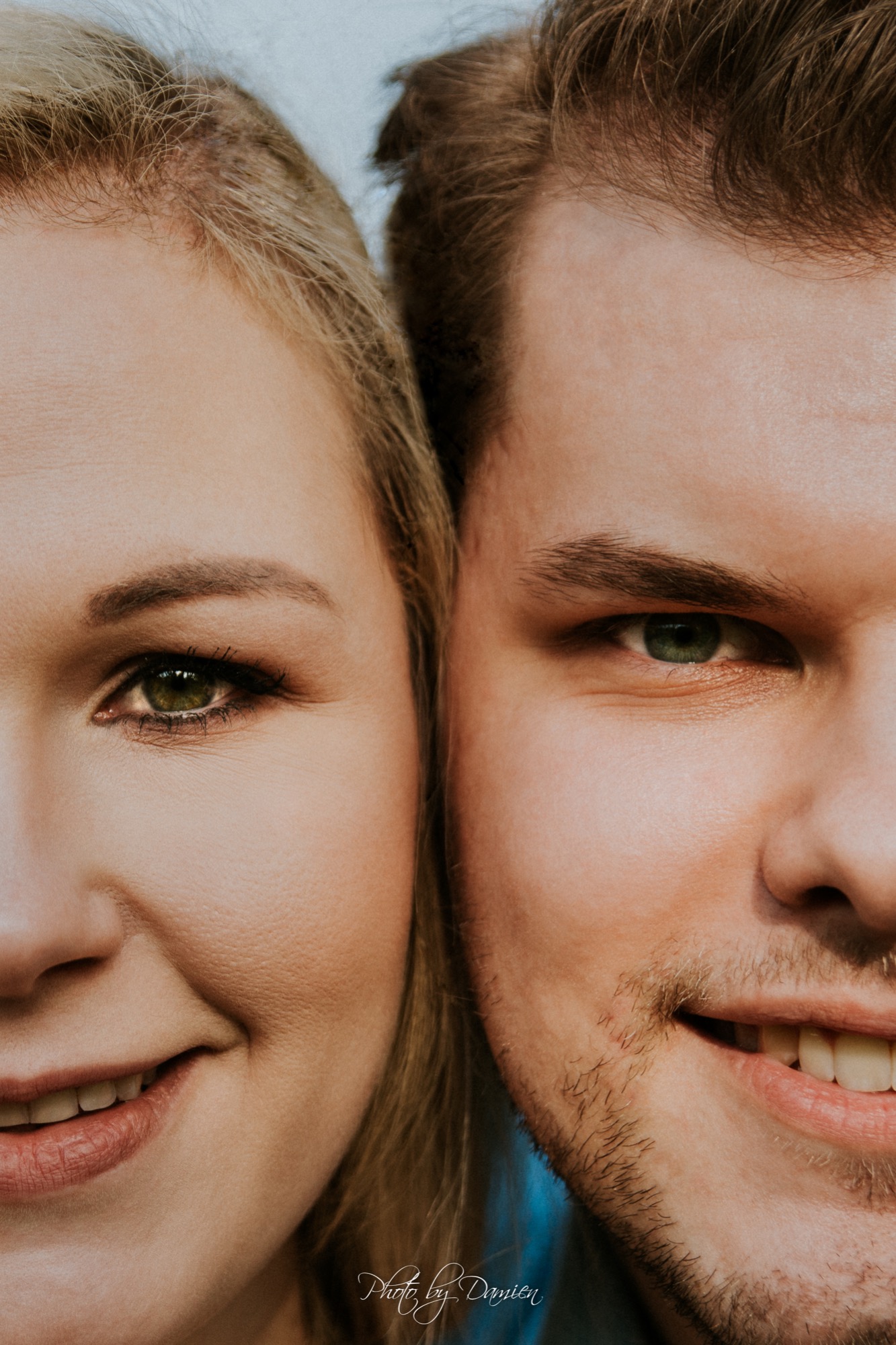 Portret zbliżeniowy pary, twarze stykają się ze sobą, ukazując uśmiechnięte oczy i usta, z delikatnym oświetleniem podkreślającym detale skóry.