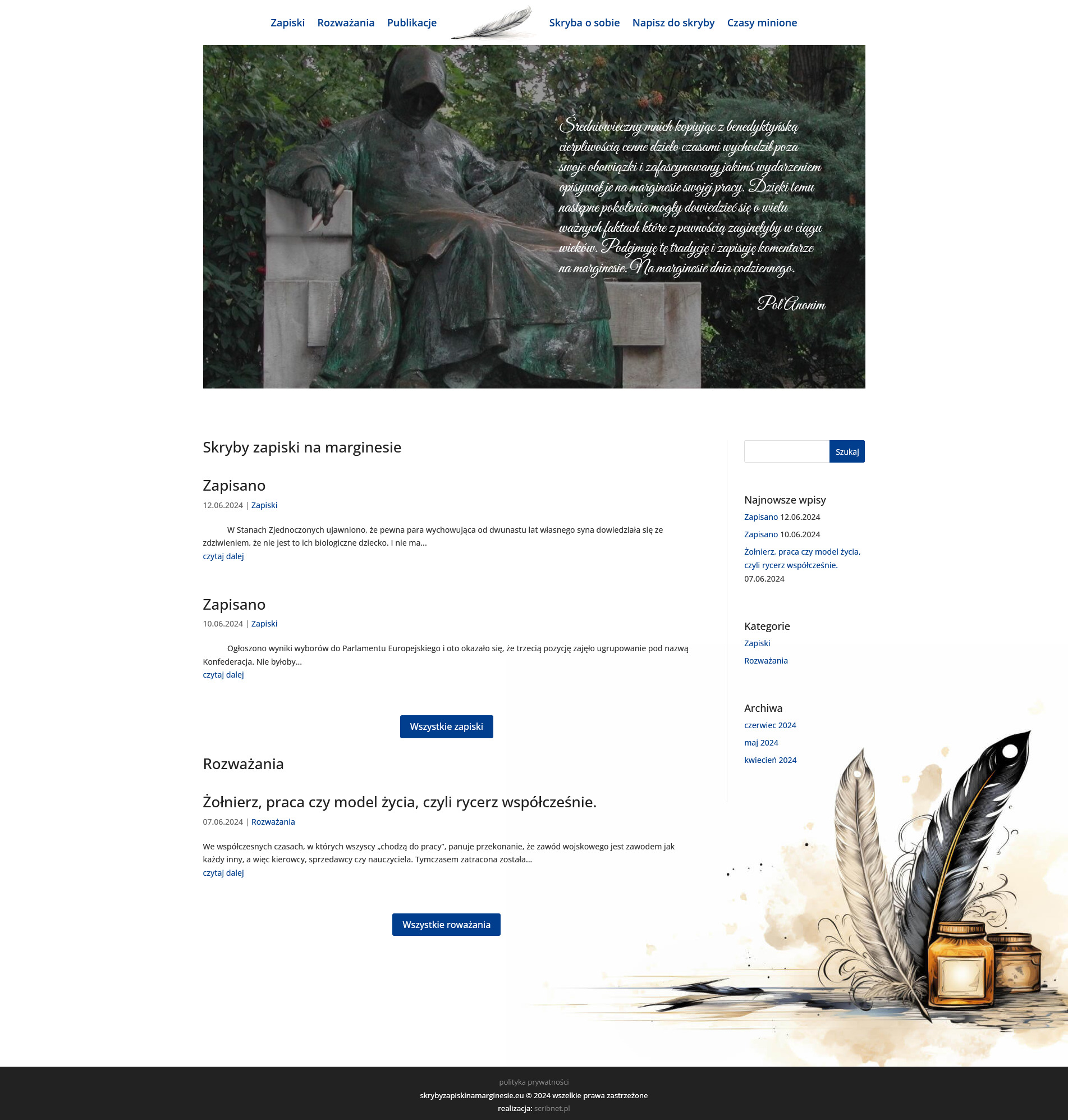 Strona internetowa bloga 'skrybyzapiskinamarginesie.eu' z wizerunkiem pomnika średniowiecznego mnicha oraz tekstem o tradycji zapisków na marginesie.