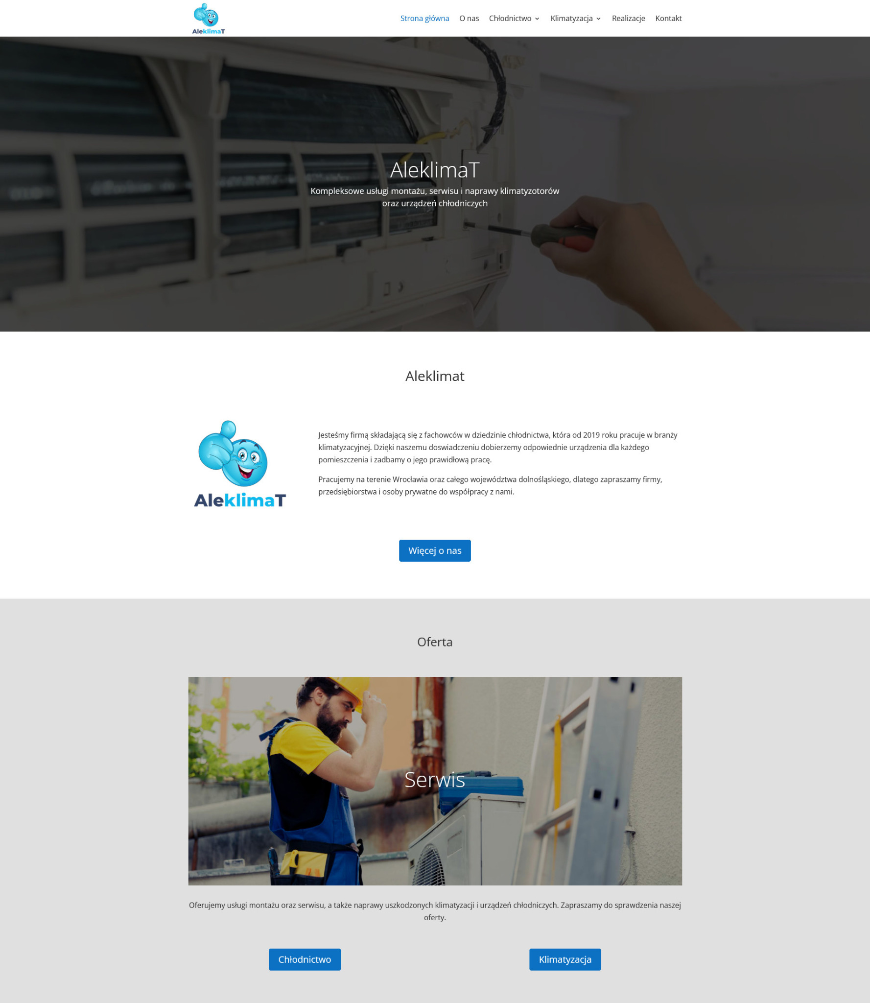 Serwisant naprawia klimatyzator, używając śrubokręta; widoczne elementy wewnętrzne urządzenia.