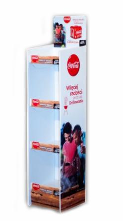 Półka ekspozycyjna z grafiką Coca-Coli promującą grillowanie, z pustymi przegródkami na produkty, ustawiona na drewnopodobnej podstawie.