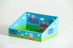 Kartonowy ekspozytor reklamowy z motywem bajki Świnka Peppa, z umieszczonymi wewnątrz figurkami bohaterów, na białym tle.