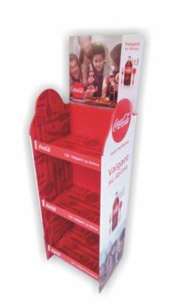 Kartonowy stojak reklamowy z trzema półkami, w kolorach czerwonym i białym, z logo Coca-Coli i wizerunkiem rodziny jedzącej pizzę na górnej części, przeznaczony do ekspozycji produktów.