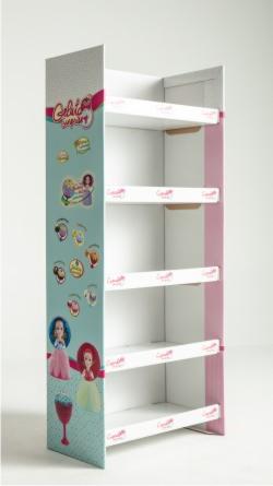 Ekspozytor reklamowy z półkami, ozdobiony grafiką z postaciami z bajek i logo marki, ustawiony na białym tle.