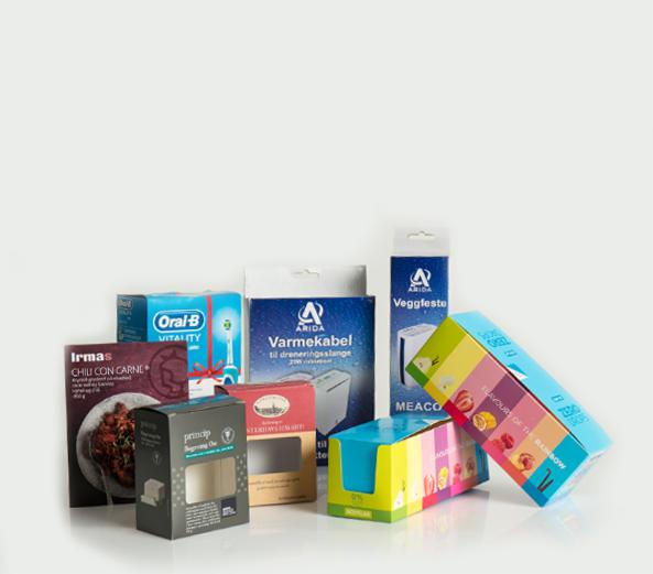 Różnorodne opakowania produktów, w tym pudełka kartonowe z nadrukami marek spożywczych, kosmetycznych i przemysłowych, ustawione na białym tle, prezentujące różne kształty i wzory graficzne.