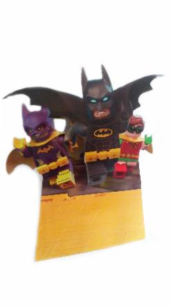 Pudełko z klockami LEGO przedstawiające Batmana, Batgirl i Robina w stylu komiksowym.