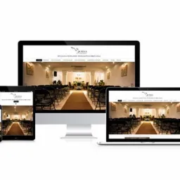 Responsywna strona internetowa BMSurma wyświetlona na monitorze, laptopie, tablecie i smartfonie, prezentująca salę z krzesłami i dywanem.