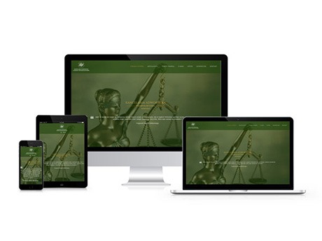 Responsywna strona internetowa kancelarii adwokackiej prezentowana na monitorze, laptopie, tablecie i smartfonie, z motywem Temidy w odcieniach zieleni.