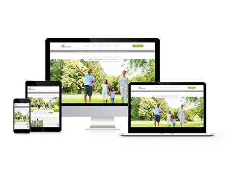 Responsywna strona internetowa wyświetlana na monitorze, laptopie, tablecie i smartfonie, prezentująca rodzinę na tle parku.