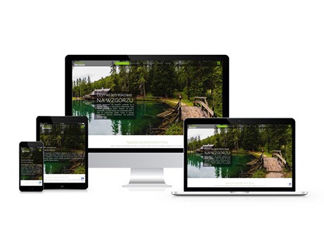 Responsywna strona internetowa wyświetlana na monitorze, laptopie, tablecie i smartfonie, prezentująca krajobraz z drewnianym mostem i jeziorem.