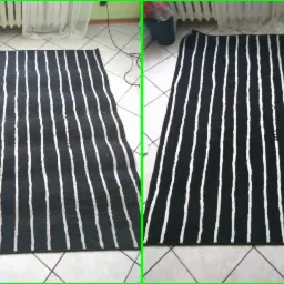 Czarno-biały dywan w paski, po lewej stronie przed czyszczeniem, po prawej po czyszczeniu, widoczna różnica w czystości i wyglądzie.