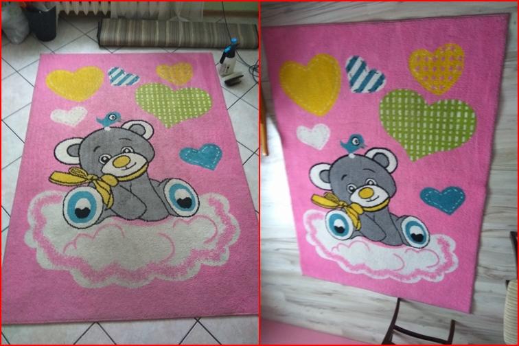 Różowy dywan dziecięcy z motywem misia siedzącego na chmurce i serduszkami, widoczny przed i po czyszczeniu w Gliwicach, z użyciem spryskiwacza i odkurzacza.