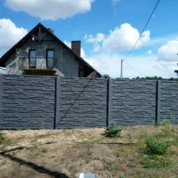 Ogrodzenie betonowe zabezpieczone i pomalowane natryskowo.