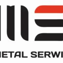 Logo firmy Metal Serwis z trzema pionowymi czarnymi pasami po lewej i elementem w kolorze czerwonym po prawej, poniżej napis 'METAL SERWIS'.
