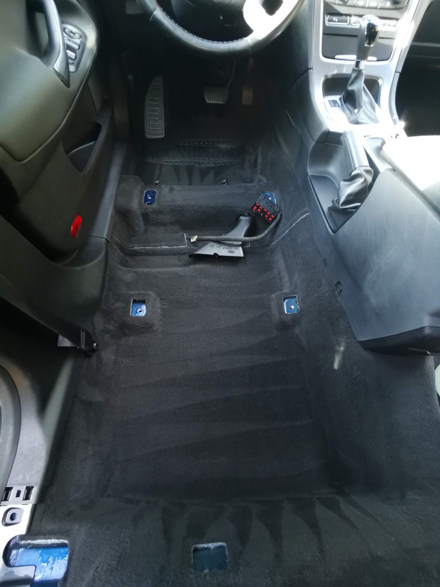 Przy praniu kompleksowym - jeśli jest możliwość - zdemontowane zostają fotele i kanapy, by dokładniej wykonać usługę.