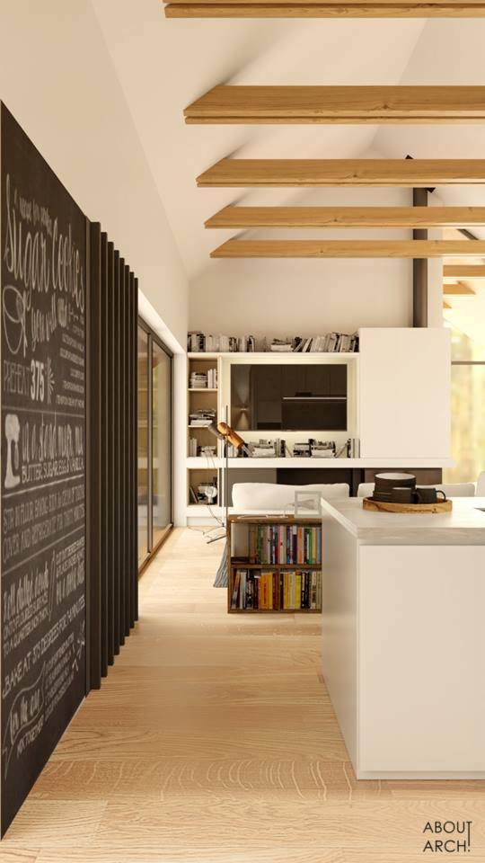 Jasne wnętrze z drewnianą podłogą, czarną ścianą z napisem kredą, półką z książkami i drewnianymi belkami sufitowymi.