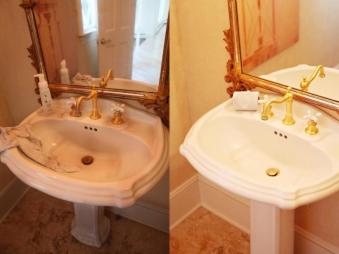 Porównanie umywalki na postumencie przed i po czyszczeniu: po lewej zabrudzona, z resztkami środków czyszczących i szmatką, po prawej czysta, biała, z połyskującą złotą armaturą i rolką papieru...