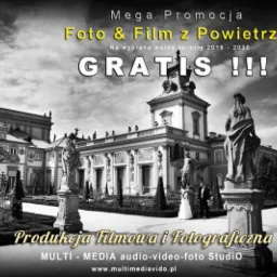 Czarno-biała fotografia pałacu z parą młodą w ogrodzie, otoczoną posągami. Na zdjęciu widoczny tekst promocyjny: 'Mega Promocja Foto & Film z Powietrza', 'GRATIS !!!' oraz 'Produkcja Filmowa...