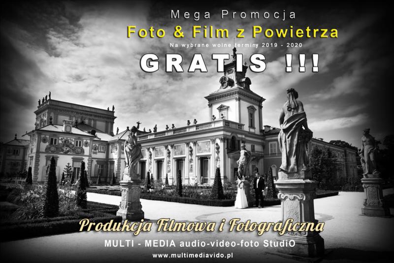 Czarno-biała fotografia pałacu z parą młodą w ogrodzie, otoczoną posągami. Na zdjęciu widoczny tekst promocyjny: 'Mega Promocja Foto & Film z Powietrza', 'GRATIS !!!' oraz 'Produkcja Filmowa...