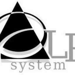 Czarno-białe logo firmy ALP system przedstawiające czarny trójkąt wpisany w elipsę, z szarym cieniem i napisem 'system' u dołu.