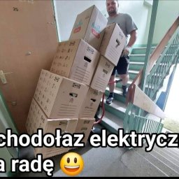 Mario-trans - Mężczyzna w rękawicach transportuje kartony Ikea po schodach za pomocą elektrycznego schodołaza.