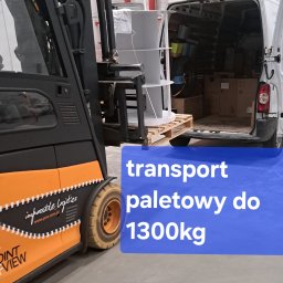 M. MARIO TRANS MARIUSZ ZIEŃ - Wózek widłowy ładuje paletę z regałami do białego busa. Transport paletowy w magazynie. Widoczna grafika na wózku.