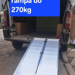 M. MARIO TRANS MARIUSZ ZIEŃ - Rampa najazdowa do 270 kg, rozłożona przy tylnych drzwiach busa. Ułatwienie załadunku towarów. Widok z zewnątrz.