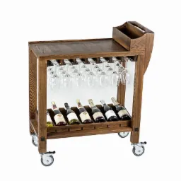 Drewniany wózek barowy na kółkach, z uchwytami na kieliszki i półką na butelki wina, wykończony w ciemnym odcieniu drewna, prezentowany na białym tle.