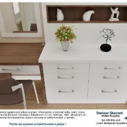 Biała toaletka z sześcioma szufladami i drewnianym blatem, nadstawka z p&oacute;łką i dekoracjami, lustro po lewej stronie, krzesło z białymi nogami, aranżacja pokoju.