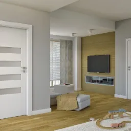 Nowoczesne białe drzwi wewnętrzne z czterema poziomymi przeszkleniami w jasnym, minimalistycznym salonie z drewnianą podłogą i zabawkami dla dzieci na dywanie.