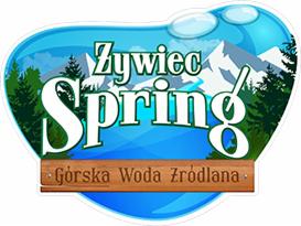Logo 'Żywiec Spring' w kształcie kropli wody z górskim krajobrazem w tle, umieszczone nad drewnianą tabliczką z napisem 'Górska Woda Źródlana'.