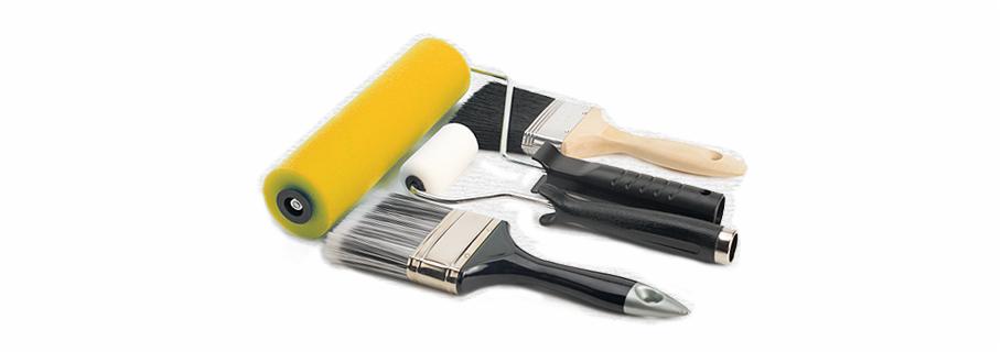 Zestaw malarski: wałek żółty, wałek biały, pędzel z jasnym drewnianym trzonkiem i pędzel z czarnym trzonkiem, ułożone na białym tle.