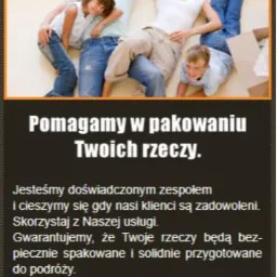 Szczęśliwa rodzina leżąca na podłodze obok otwartego kartonu, z napisem 'Pomagamy w pakowaniu Twoich rzeczy'