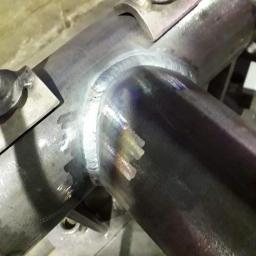 TomWeld Tomasz Futyma - Spoina łącząca dwie metalowe rury, widoczne ślady po spawaniu i mocowania.