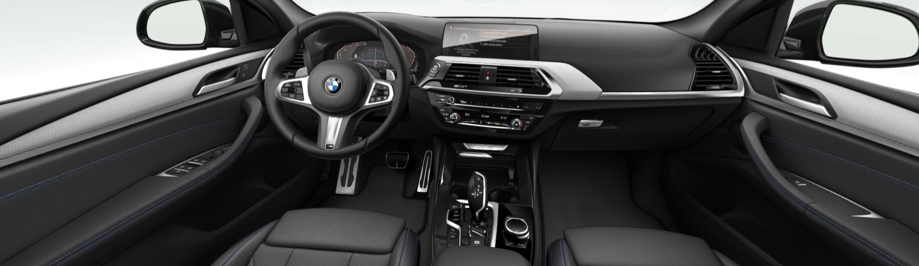 Wnętrze samochodu BMW X3 z czarną tapicerką skórzaną i srebrnymi akcentami, widok na deskę rozdzielczą, kierownicę i fotele z niebieskimi szwami.