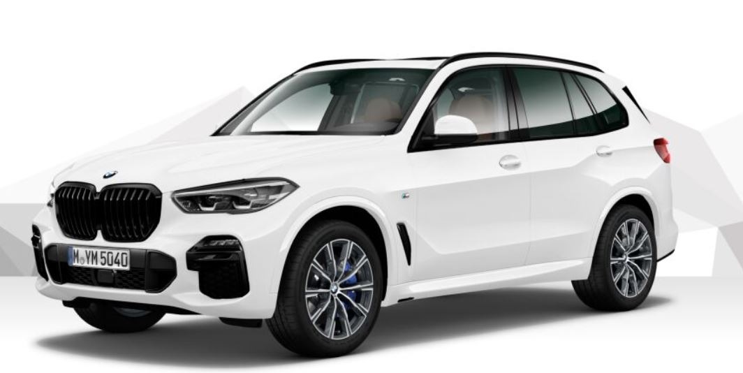 Biały samochód typu SUV z czarną atrapą chłodnicy i niebieskimi akcentami na felgach, prezentowany na jasnym, neutralnym tle.