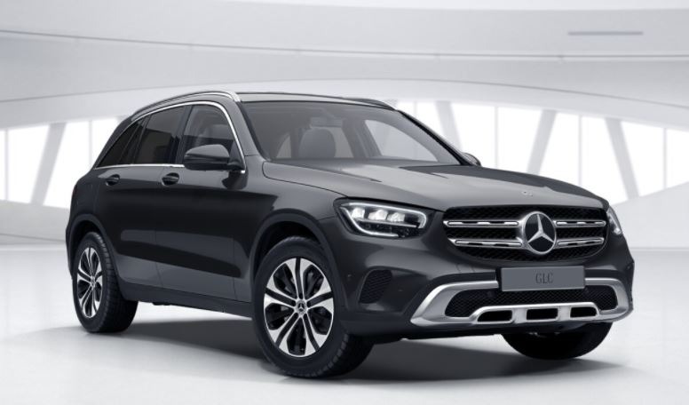 Grafitowy Mercedes-Benz GLC z chromowanymi detalami na tle minimalistycznego studia.