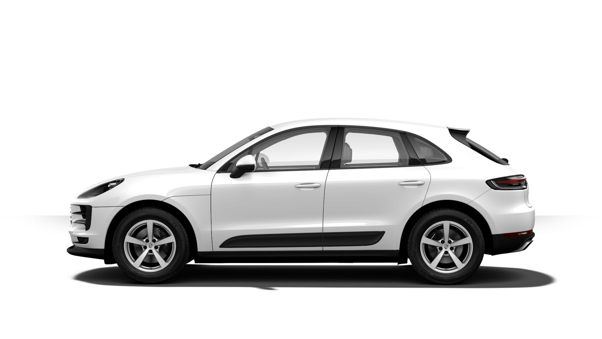 Biały SUV marki Porsche Macan, widok z boku na białym tle, z widocznym cieniem pod pojazdem.