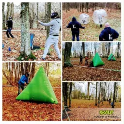 Kompozycja zdjęć z leśnego paintballa z dmuchanymi przeszkodami i kulami sferycznymi, uczestnicy w maskach i z bronią.