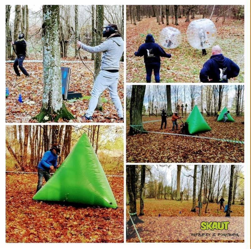 Kompozycja zdjęć z leśnego paintballa z dmuchanymi przeszkodami i kulami sferycznymi, uczestnicy w maskach i z bronią.