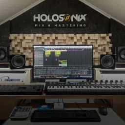 Profesjonalne studio nagrań z monitorem prezentującym oprogramowanie DAW, klawiaturą MIDI, kontrolerem i słuchawkami, akustycznymi panelami ściennymi i logo 'HOLOSONIX MIX & MASTERING' na ścianie.