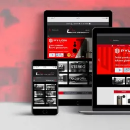 Responsywny układ strony internetowej Pylon Audio, prezentowany na laptopie MacBook, tablecie i smartfonie, z czerwonym tłem i minimalistycznym designem.