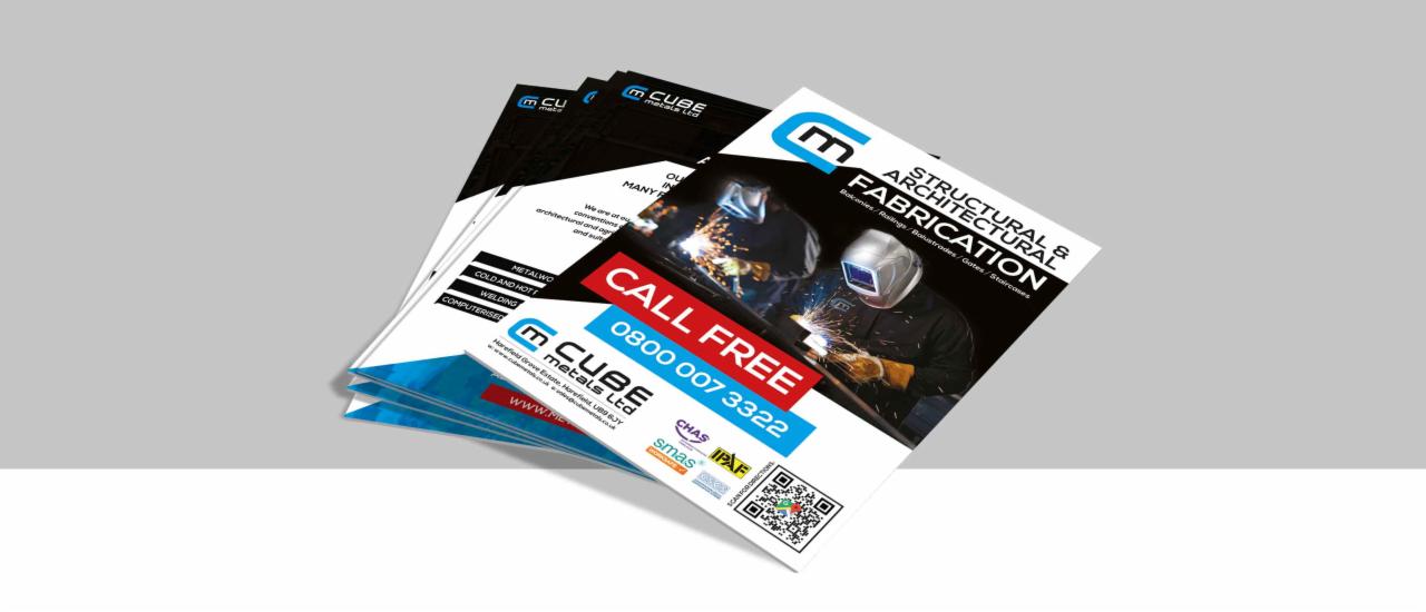 Stos ulotek reklamowych firmy zajmującej się konstrukcjami stalowymi i architektonicznymi, prezentujących spawacza w pracy i dane kontaktowe.