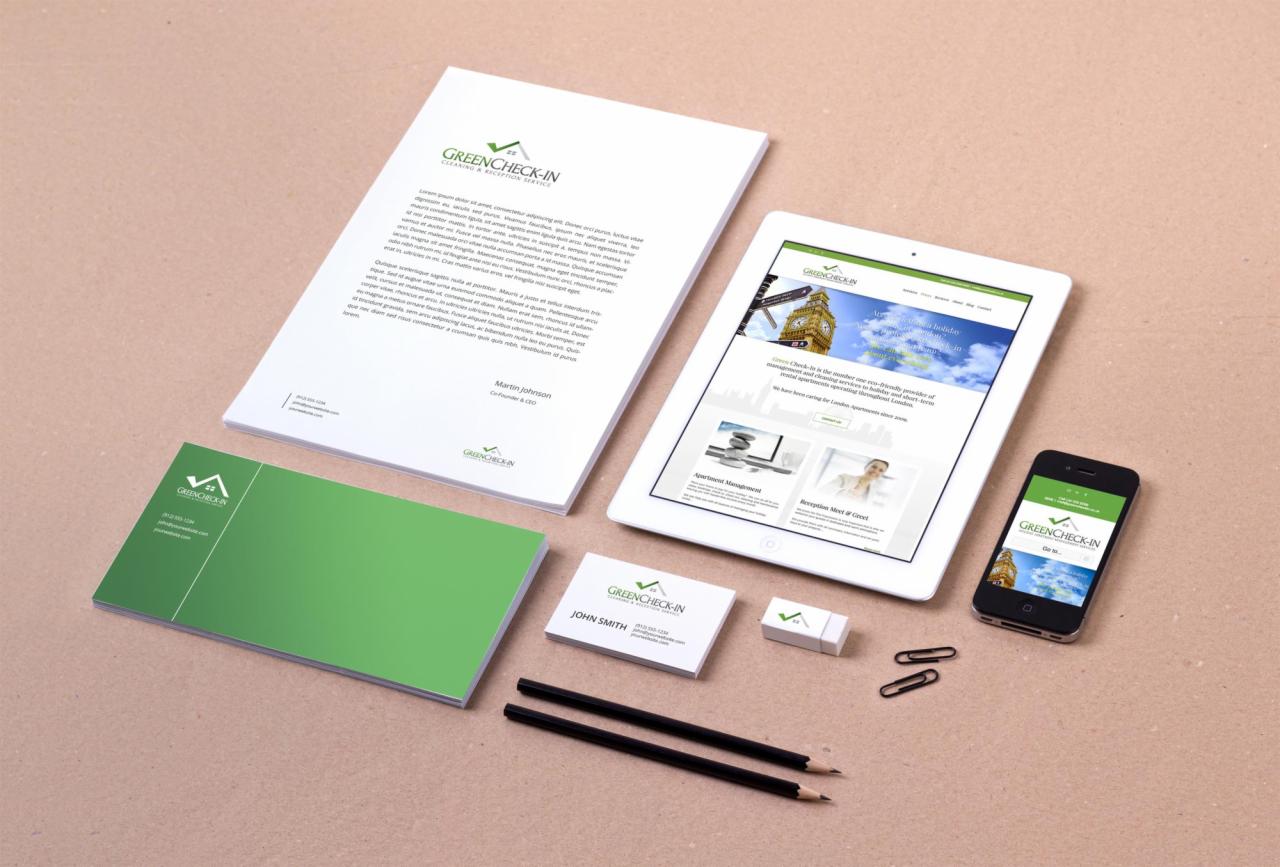 Makieta identyfikacji wizualnej firmy GreenCheck-In, prezentująca stronę internetową na tablecie i smartfonie, obok papieru firmowego, wizytówek, notatnika i pendrive'a z logo, wraz z dwoma...