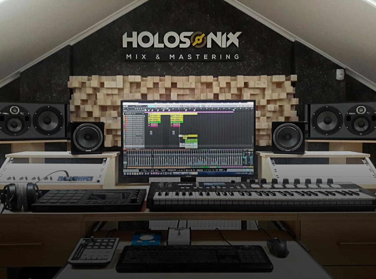 Profesjonalne studio nagrań z monitorem prezentującym oprogramowanie DAW, klawiaturą MIDI, kontrolerem i słuchawkami, akustycznymi panelami ściennymi i logo 'HOLOSONIX MIX & MASTERING' na ścianie.