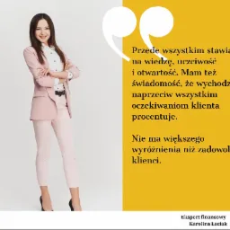 Portret uśmiechniętej kobiety w pudrowym garniturze, stojącej na jasnym tle obok cytatu w żółtej ramce, przedstawiający ją jako eksperta finansowego.